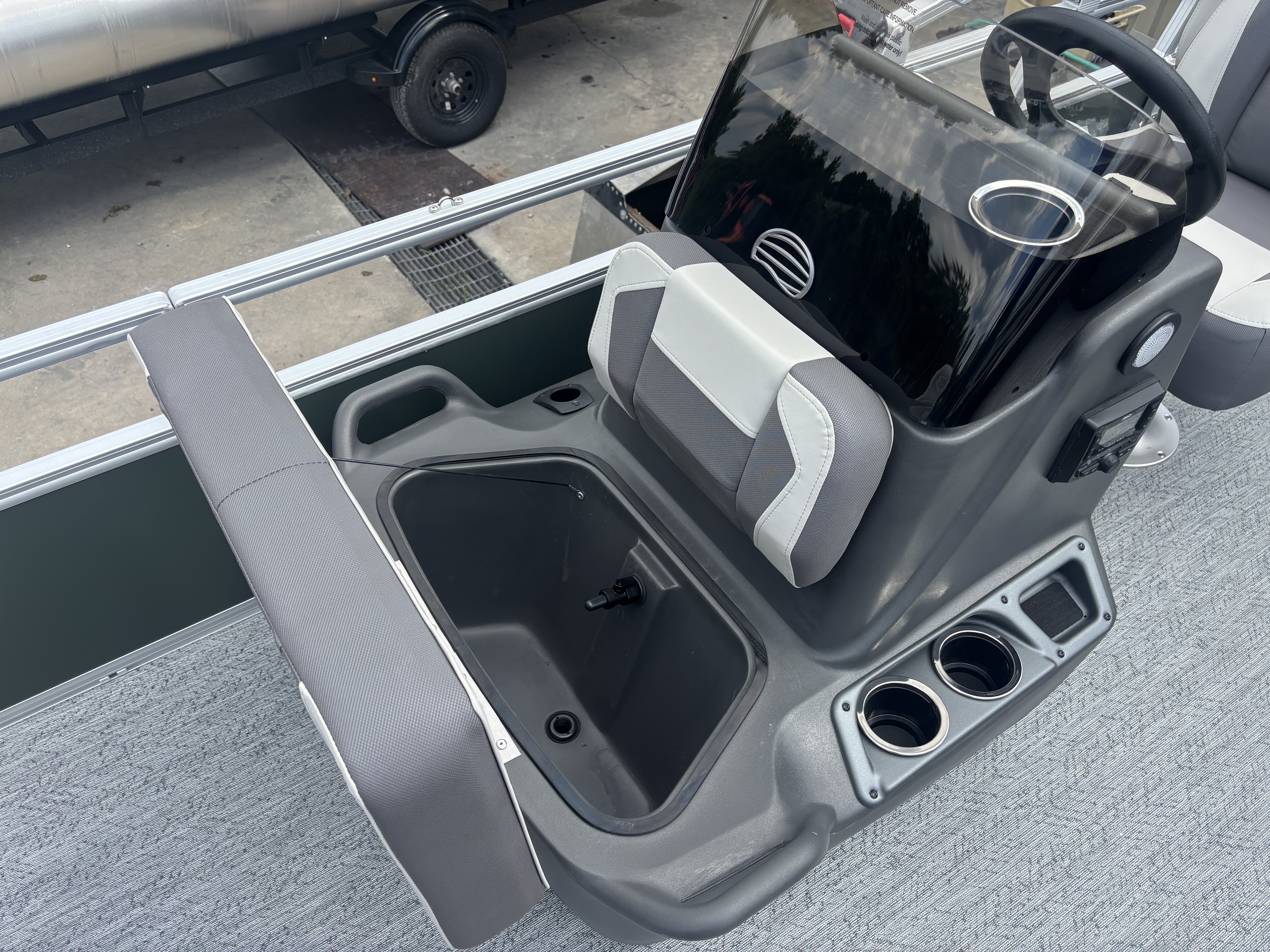 2027 Sun Tracker SBB18 PONTOON BOAT