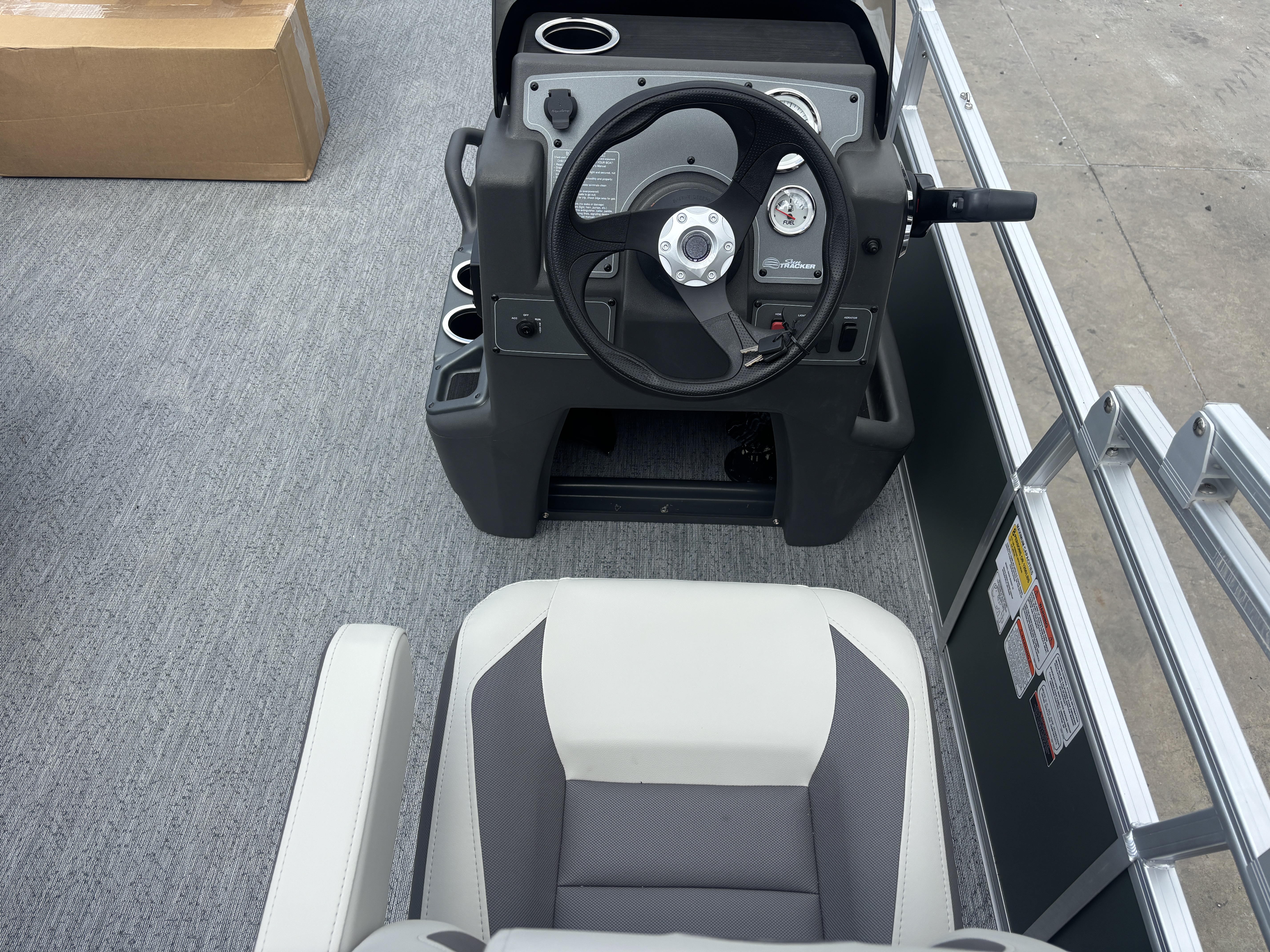 2027 Sun Tracker SBB18 PONTOON BOAT