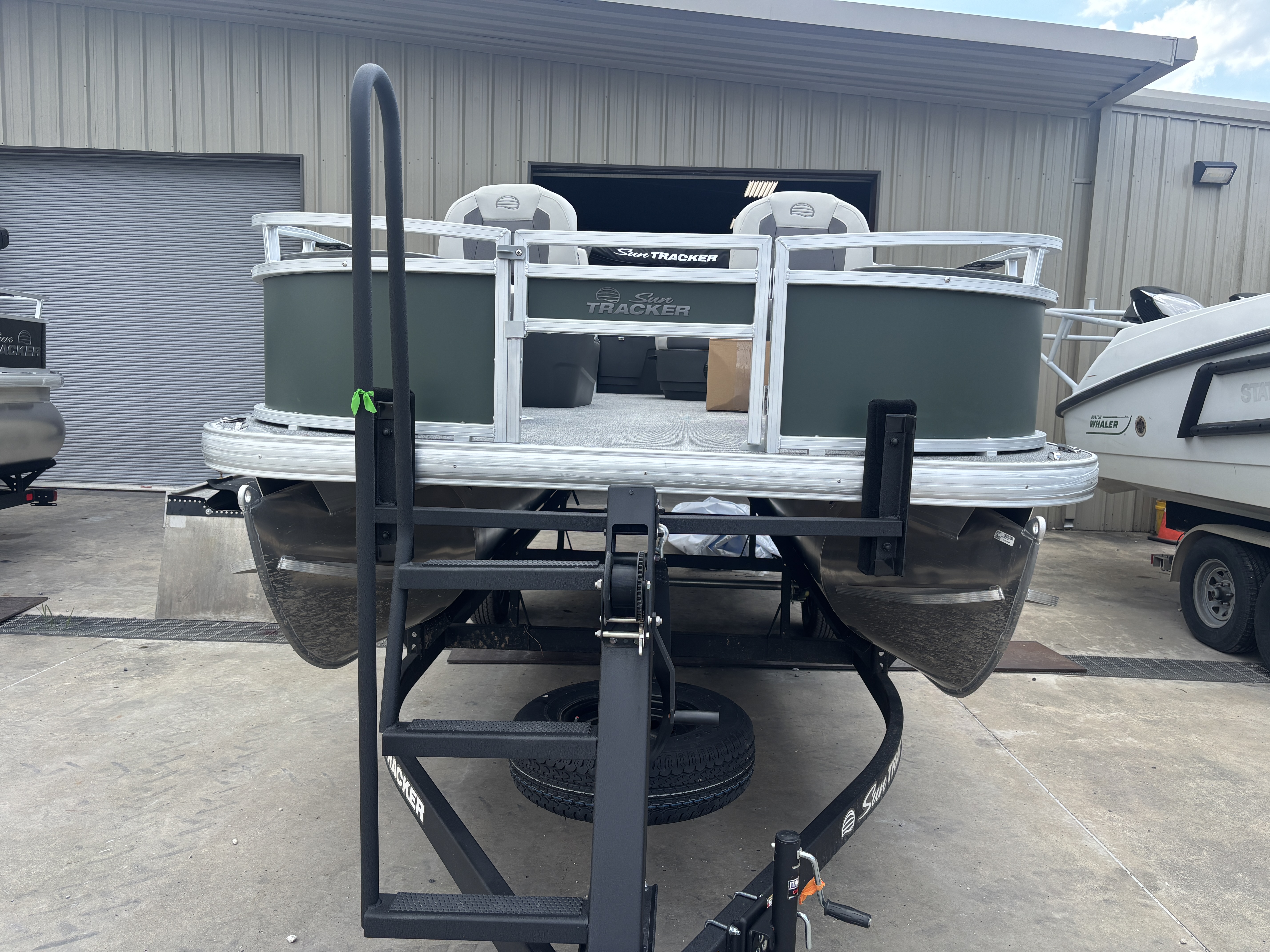 2027 Sun Tracker SBB18 PONTOON BOAT