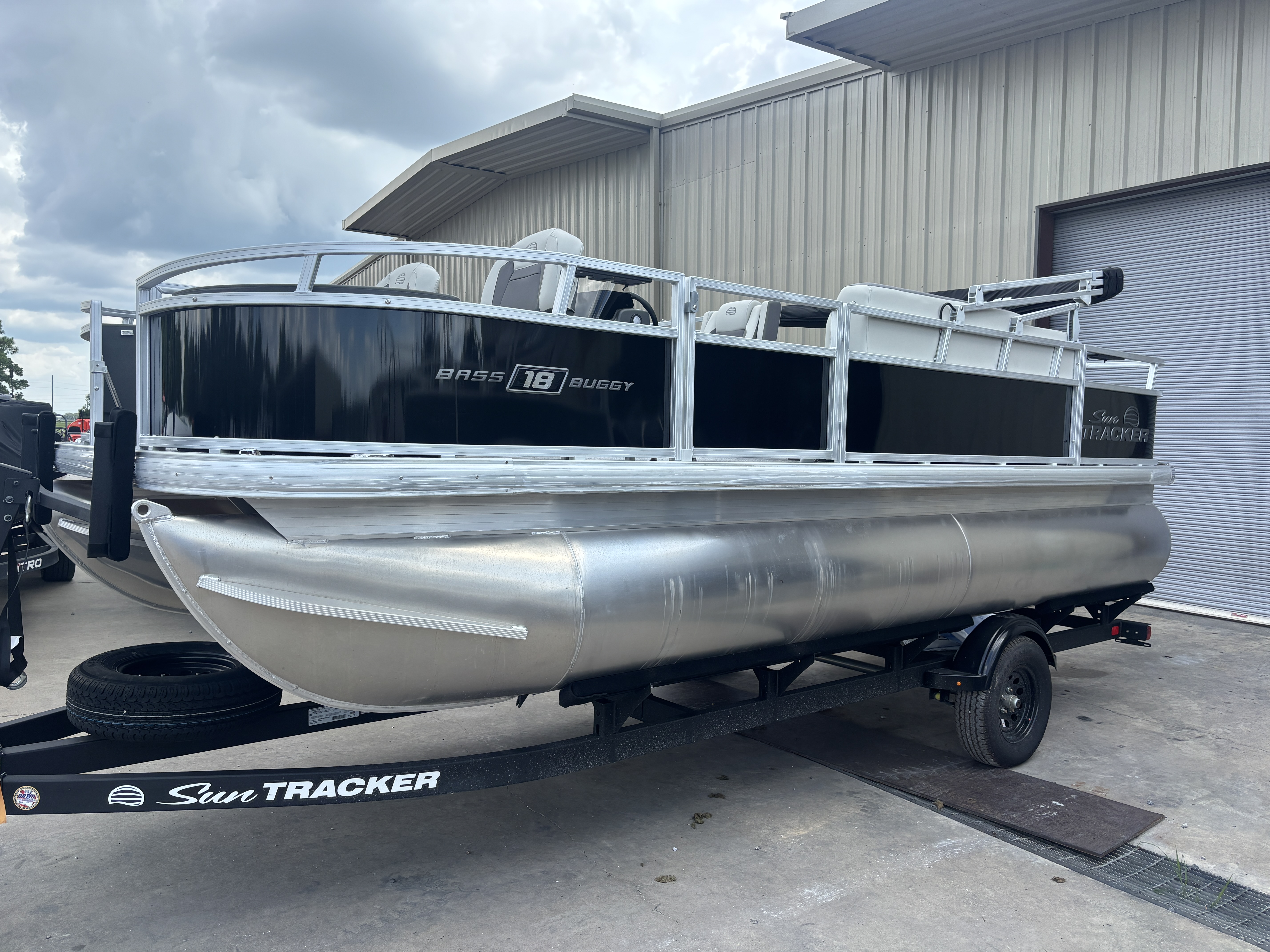 2027 Sun Tracker SBB18 PONTOON BOAT